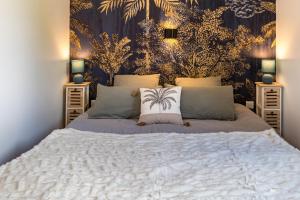 Aubigny-lès-SombernonにあるLes Gîtes du Griffon l'Erableの大きなベッドと2つのナイトスタンドを備えた寝室