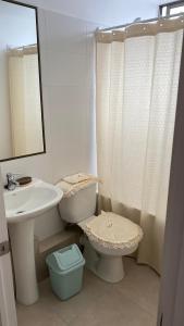 y baño con aseo, lavabo y ducha. en Amtaya Inmobiliaria, en Iquique