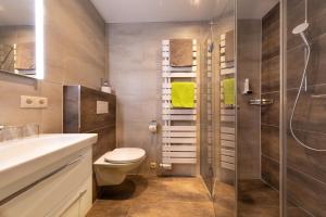 Ett badrum på Hotel Sporthof Austria