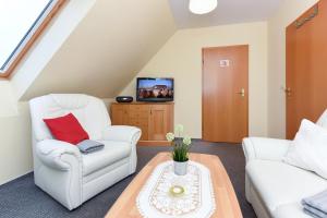 カロリーネンジールにあるFerienwohnung Oberdeckのリビングルーム(椅子2脚、コーヒーテーブル付)