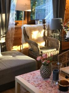 um quarto com uma cama, uma cadeira e uma mesa em Chata Lawendowa em Sasino