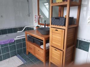 un bagno con lavandino e specchio di macareux a Binic