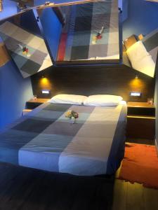 sypialnia z dużym łóżkiem w pokoju w obiekcie Leamorine House w mieście Predappio