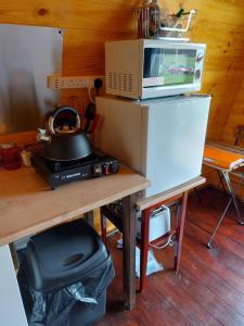 a microwave oven sitting on top of a table at Pod 4 in Skail