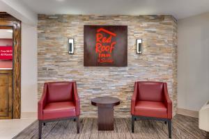 Posezení v ubytování Red Roof Inn & Suites Newport - Middletown, RI