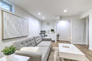 Dapur atau dapur kecil di Updated Landover Apartment - WFH Friendly!