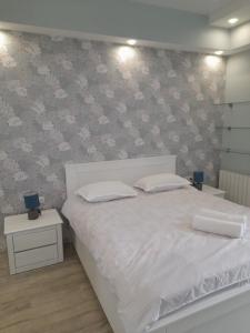 Un dormitorio con una cama blanca con dos almohadas. en Natalie appartement 41, en Tiflis
