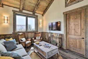 ein Wohnzimmer mit Sofa und Tisch in der Unterkunft Stunning Kalispell Cottage on 30-Acre Farm! in Kalispell