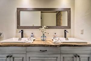 ein Badezimmer mit zwei Waschbecken und einem Spiegel in der Unterkunft Stunning Kalispell Cottage on 30-Acre Farm! in Kalispell + 26 Fotos