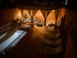 Blick auf ein Wohnzimmer mit Pool in der Unterkunft Riad Thycas in Marrakesch