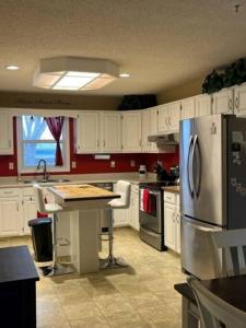 Kuchyň nebo kuchyňský kout v ubytování Main Floor Bright & Spacious Apartment