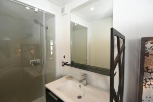 Mobil Home Vue sur Mer - Racine 03的一间浴室