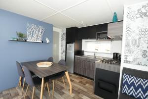 Mobil Home Vue sur Mer - Racine 03的厨房或小厨房