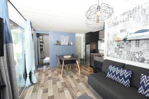 Mobil Home Vue sur Mer - Racine 03的厨房或小厨房