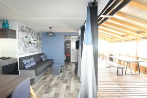 Mobil Home Vue sur Mer - Racine 03的休息区