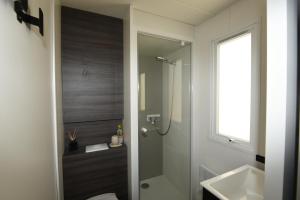 Mobil Home Vue sur Mer - Racine 03的一间浴室
