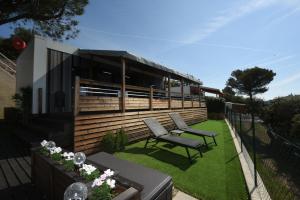 a backyard with two chairs and a house at Mobil Home Vue sur Mer - Racine 03 in Saint-Raphaël