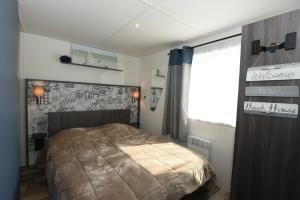 Mobil Home Vue sur Mer - Racine 03客房内的一张或多张床位