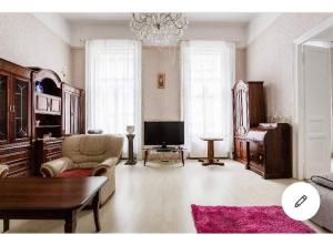 ブダペストにあるRoyal Apartmentのリビングルーム(ソファ、テレビ付)