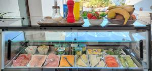 une vitrine remplie de différents types de denrées alimentaires; dans l'établissement Finca La Meica B&B, à Casabermeja
