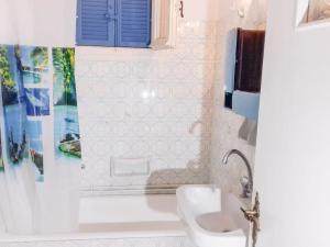 a bathroom with a sink and a shower at Παραδοσιακό σπίτι με πανοραμική θέα in Andros