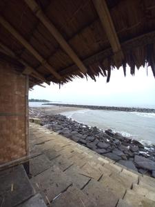 uma vista para a praia a partir de um edifício em Shambala palm beach anyer em Anyer