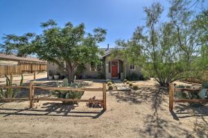 Garden sa labas ng Rockview House 5 Mi to Joshua Tree Natl Park!