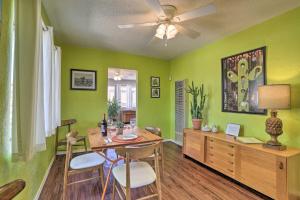 uma sala de jantar com paredes verdes e uma mesa e cadeiras em Rockview House 5 Mi to Joshua Tree Natl Park! em Joshua Tree