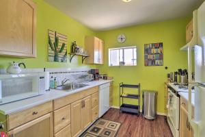 Kitchen o kitchenette sa Rockview House 5 Mi to Joshua Tree Natl Park!