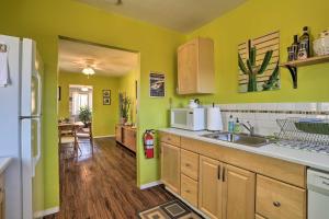 Kitchen o kitchenette sa Rockview House 5 Mi to Joshua Tree Natl Park!