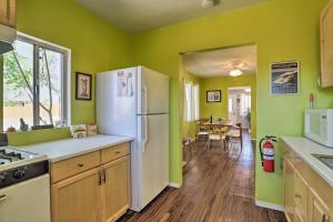 Kitchen o kitchenette sa Rockview House 5 Mi to Joshua Tree Natl Park!