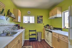 Kitchen o kitchenette sa Rockview House 5 Mi to Joshua Tree Natl Park!