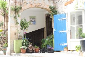 einen Eingang zu einem Haus mit einer blauen Tür in der Unterkunft Studio la maison bleue in Cotignac