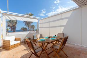 a dining room with a table and chairs at Santa Ana Beach and fun in Benalmádena