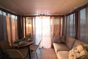 Fotografie z fotogalerie ubytování Houseboat Apart M - Wodna Osada v destinaci Wylazłów