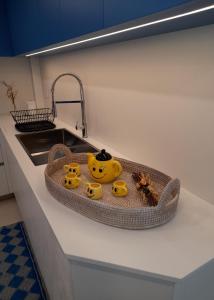 eine Küchentheke mit einem Waschbecken und einem Tablett mit Tieren darin in der Unterkunft Attico Victoria Palace suggestivo e spettacolare in Menton