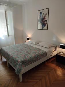 Un dormitorio con una cama grande con una manta. en Private Accommodation Raspudic, en Split