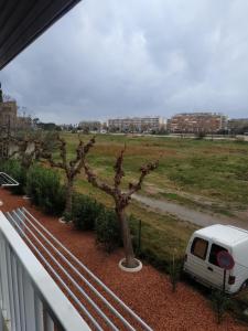 ein weißer Van neben einem Feld mit Bäumen geparkt in der Unterkunft apartamento en la pineda in La Pineda