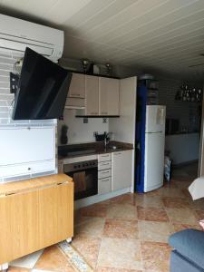 eine Küche mit Herd und Kühlschrank in der Unterkunft apartamento en la pineda in La Pineda + 6 Fotos
