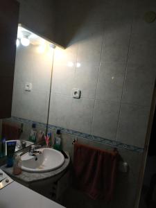 ein Badezimmer mit Waschbecken und Spiegel in der Unterkunft apartamento en la pineda in La Pineda