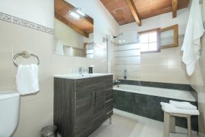 Koupelna v ubytování Owl Booking Villa Teo - Rustic Stay + 21 fotografií