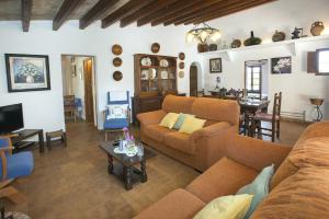 Posedenie v ubytovaní Owl Booking Villa Teo - Rustic Stay
