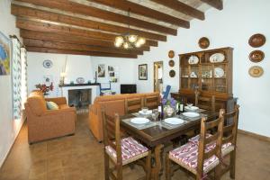 Kuchyňa alebo kuchynka v ubytovaní Owl Booking Villa Teo - Rustic Stay