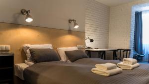 卢布林泰布纳斯卡旅馆的一间卧室，床上有一张带毛巾的床