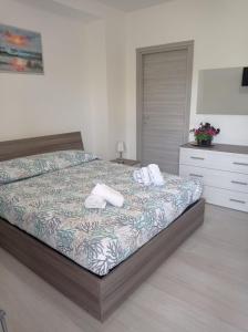 a bedroom with a bed with two towels on it at Spiaggia LazzarettoHouse in Alghero