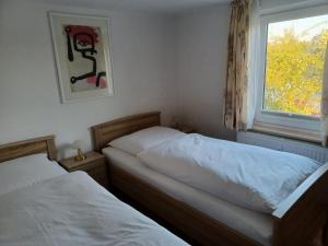 two beds in a bedroom with a window at Ferienwohnung Vor den Toren Lübecks in Herrnburg