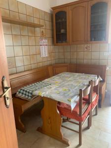 a table in a kitchen with a table and chairs at Appartamento incantevole a pochi passi dal mare, Locazione breve turistica privata, no impresa in Capo dʼOrlando