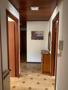 a hallway with a door open to a room at Appartamento incantevole a pochi passi dal mare, Locazione breve turistica privata, no impresa in Capo dʼOrlando