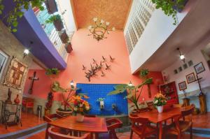 Pokój z dwoma stołami i kominkiem w obiekcie CASA ALFAREROS w mieście Guadalajara