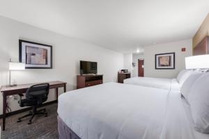 Postel nebo postele na pokoji v ubytování Cobblestone Hotel & Suites - Urbana